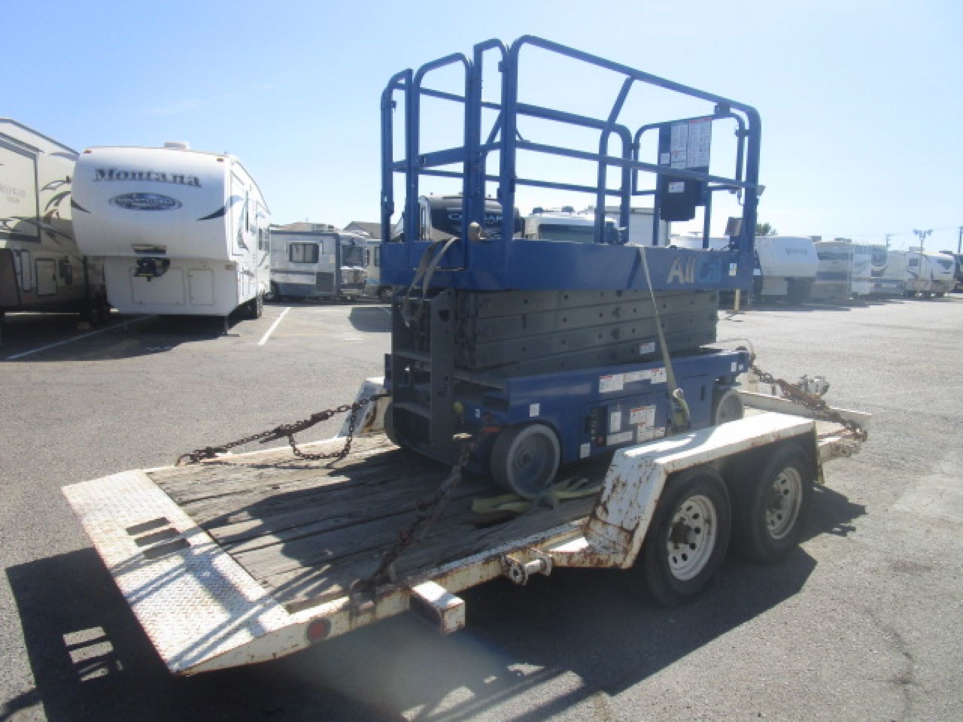 commercial-equipment-for-sale-2005-genie-scissor-lift-with-15ft-x-6ft