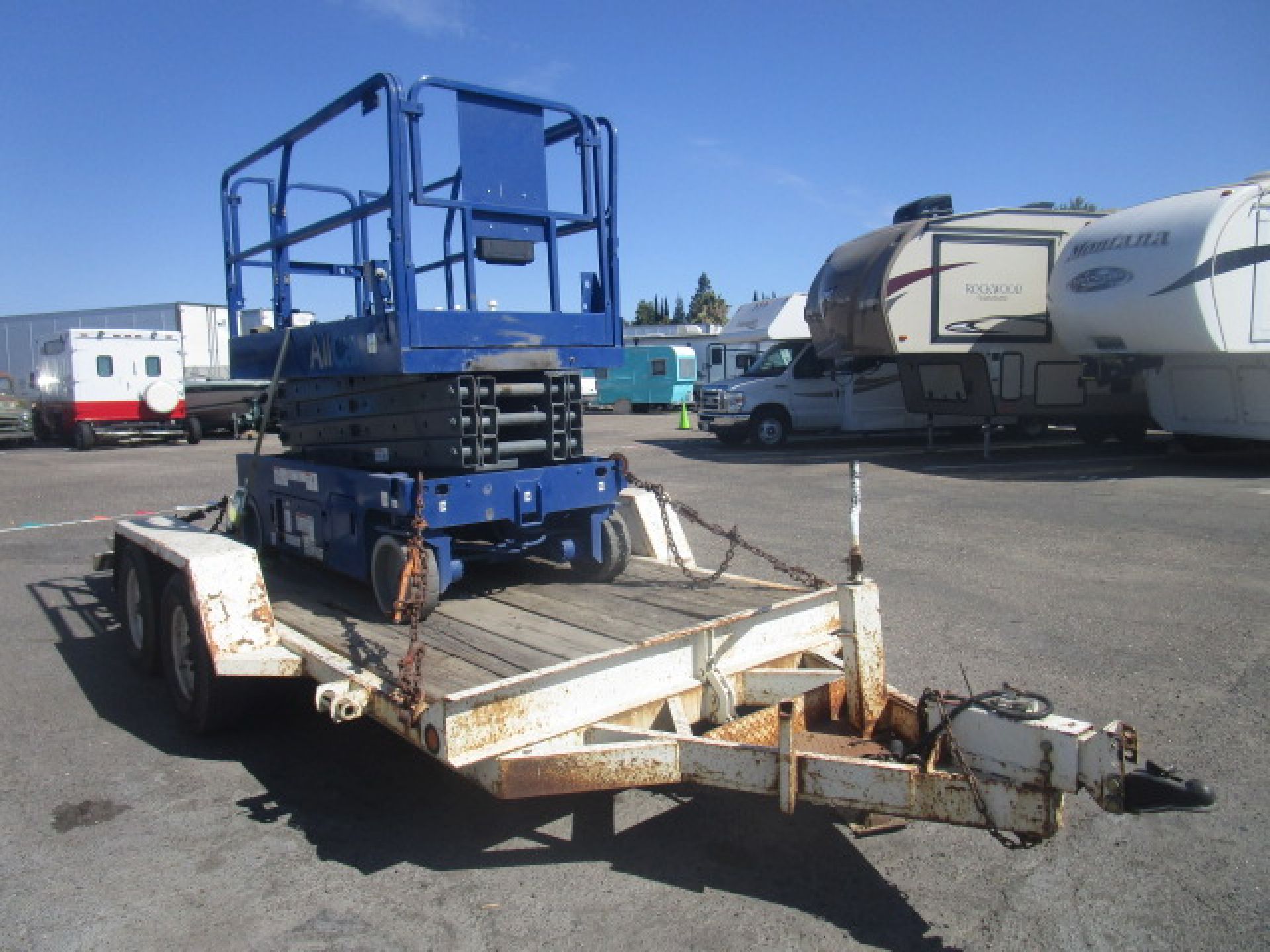 commercial-equipment-for-sale-2005-genie-scissor-lift-with-15ft-x-6ft