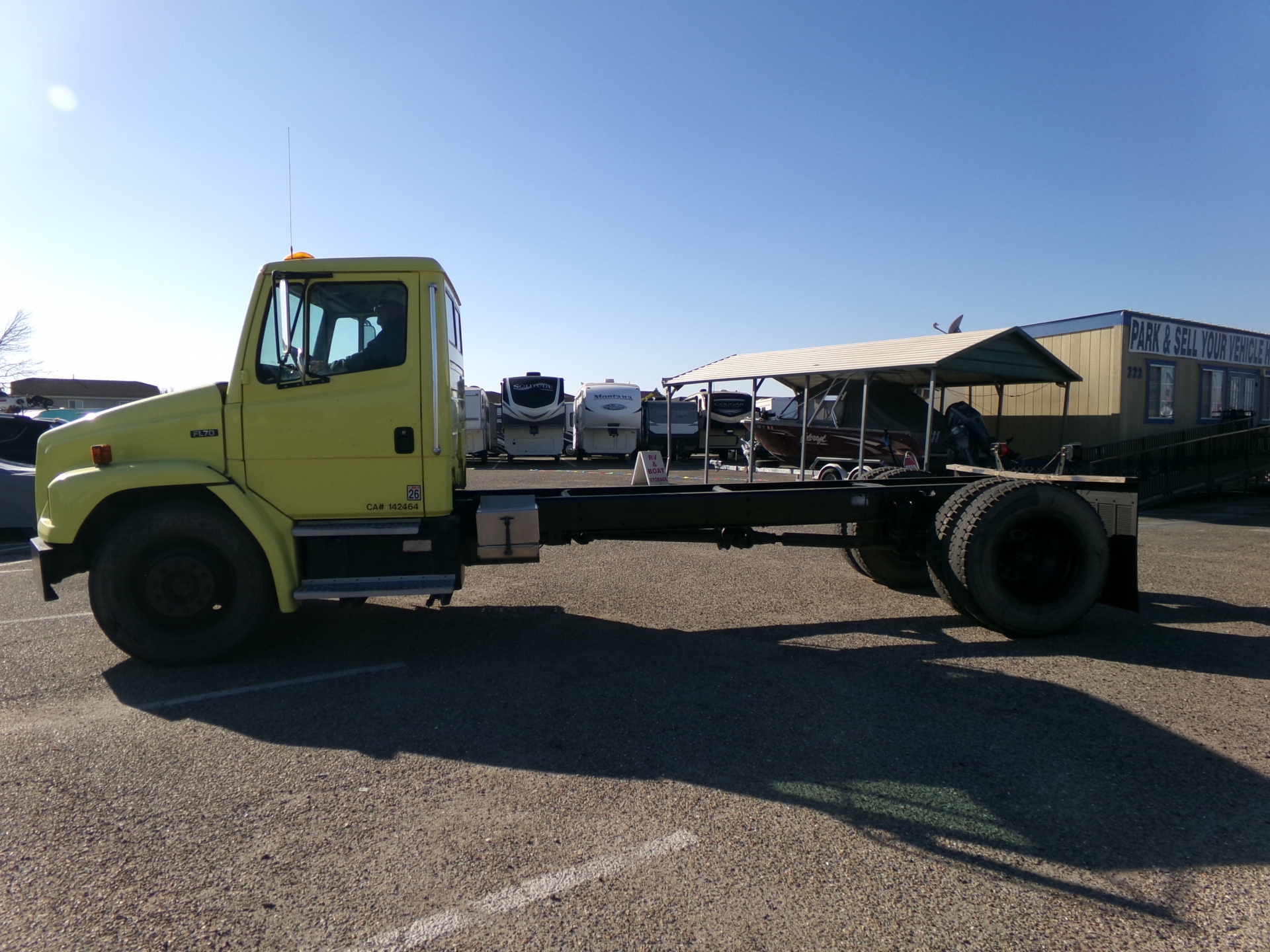 2000 Freightliner FL70 Truck