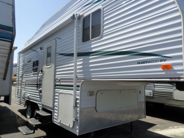 2001 Fleetwood Wilderness 5th Wheel 23.5'