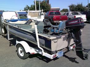 1998 Crestliner Aluminum Fishing Boat Photo 2