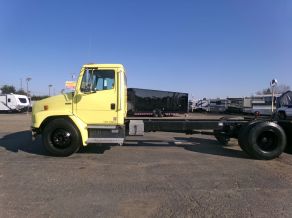 2000 Freightliner FL70 Truck